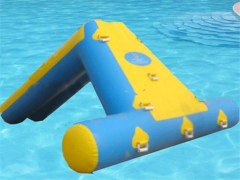 Pływający wspinaczkowy slajd