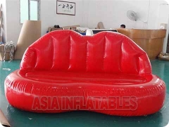  nadmuchiwane czerwone usta kształtują sofę