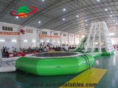 Kolorowe trampoliny wodne