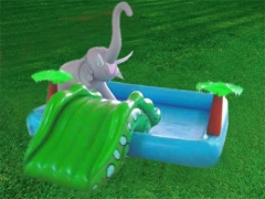Mały słoń, zjeżdżalnia i umywalka