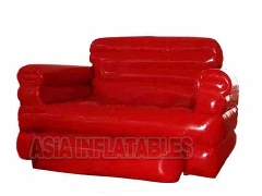 Czerwona kanapa nadmuchiwana kolorem
